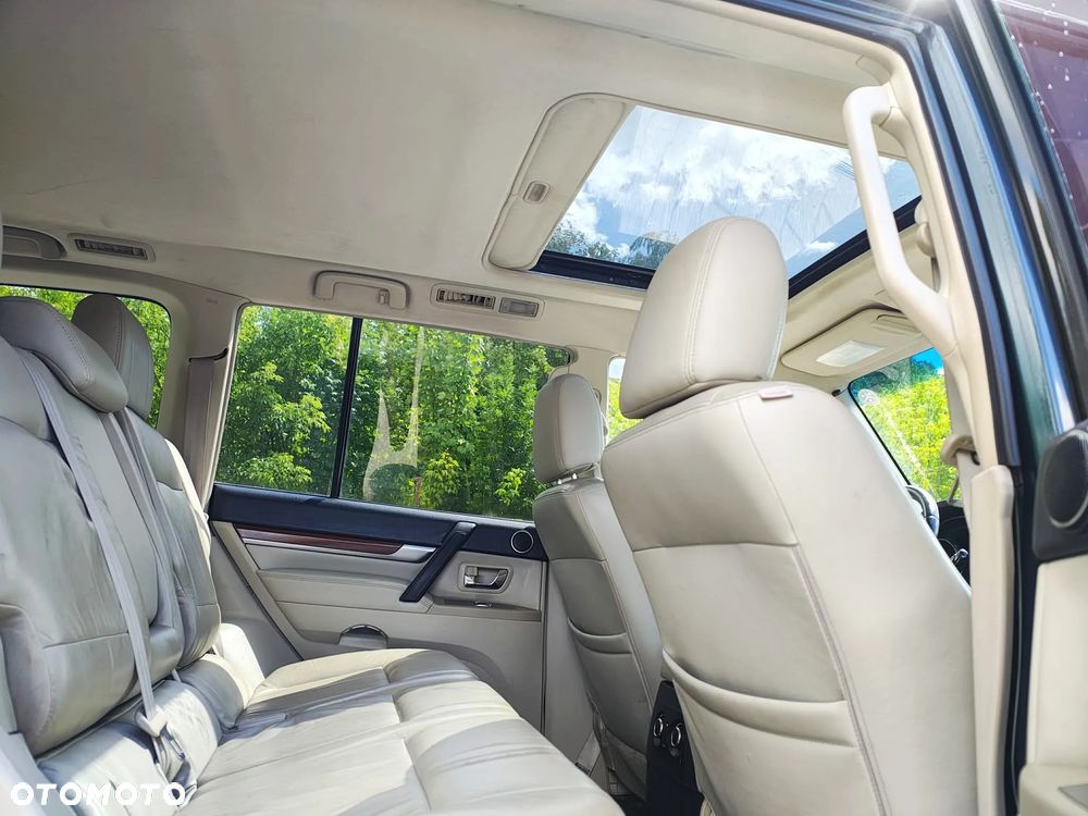 Mitsubishi Pajero - 32