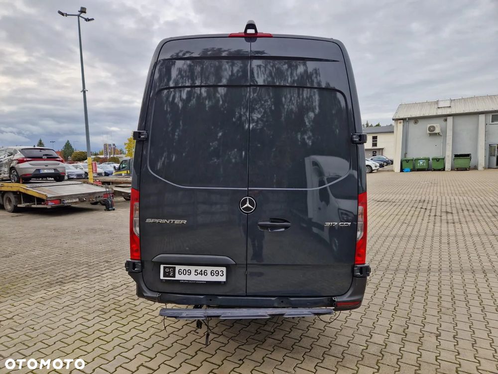 Mercedes-Benz 317 Sprinter - 7