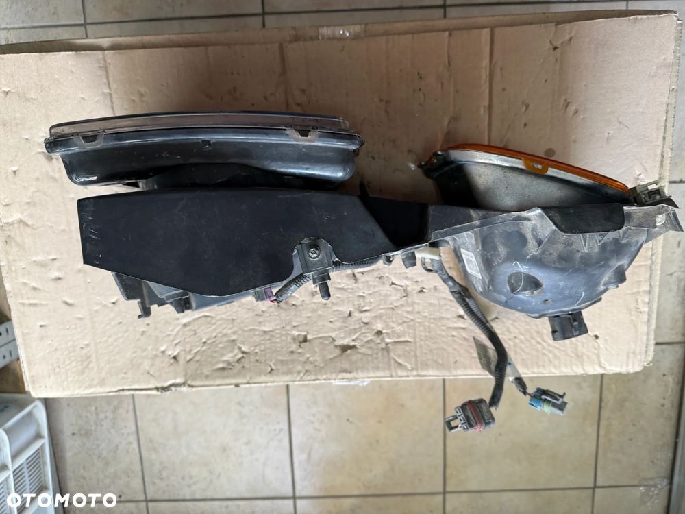 Reflektor / lampa przód przednia prawa HUMMER H3 - oryginalna - 2