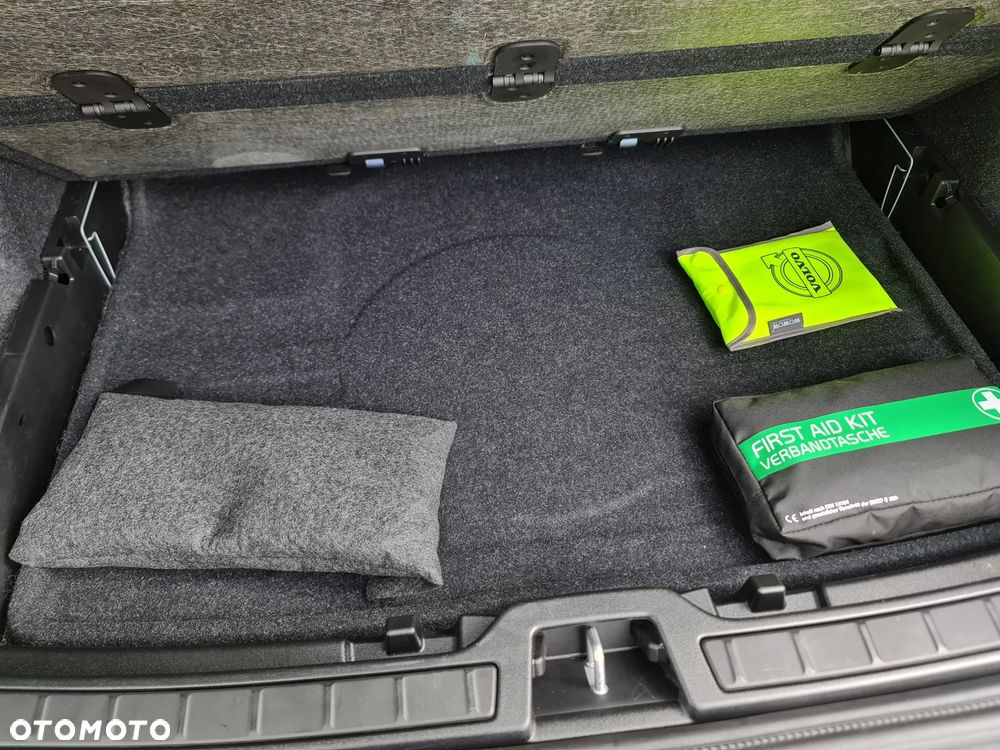 Volvo XC 40 B3 B DKG Ultra Black Edition - 14