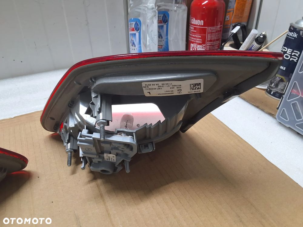MERCEDES B-KLASA W246 LAMPY TYLNEJ KLAPY BAGAŻNIKA LEWA PRAWA  A2468200864 A2468200764 - 6