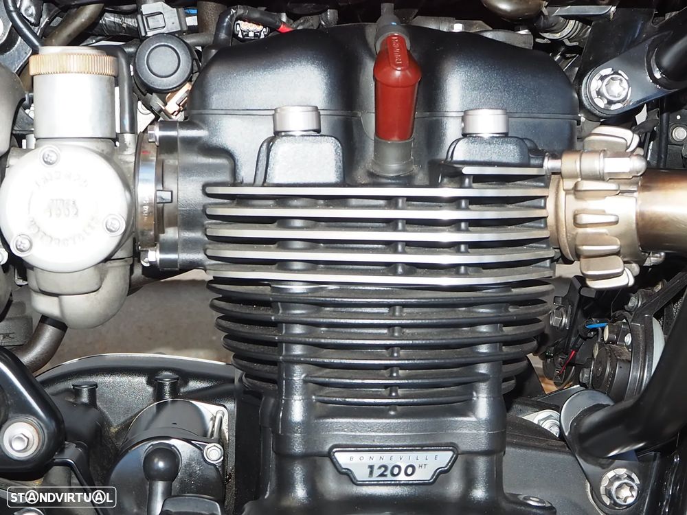 Triumph Bonneville BOBBER - 7