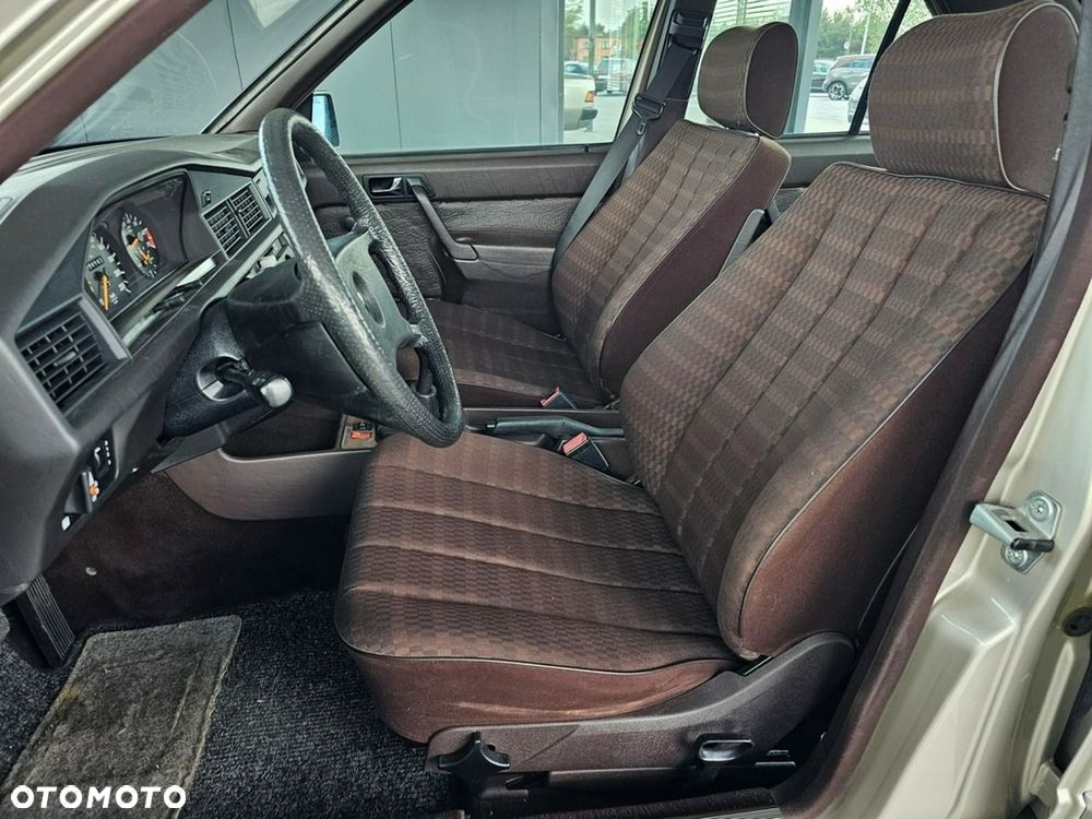 Mercedes-Benz W201 (190) - 24