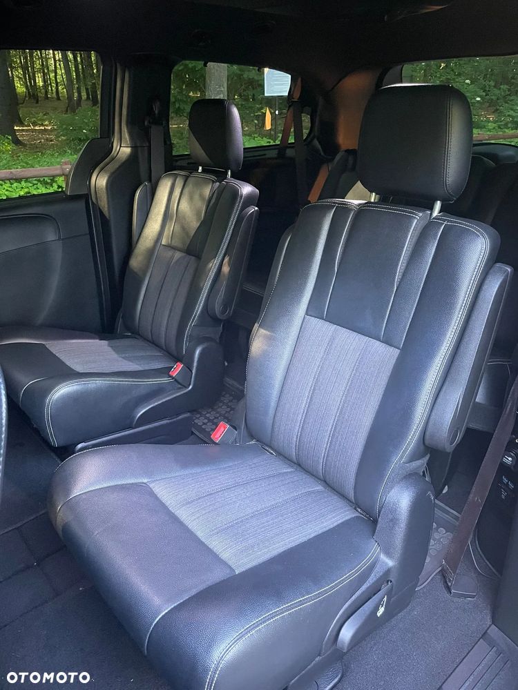 Chrysler Town & Country - 6