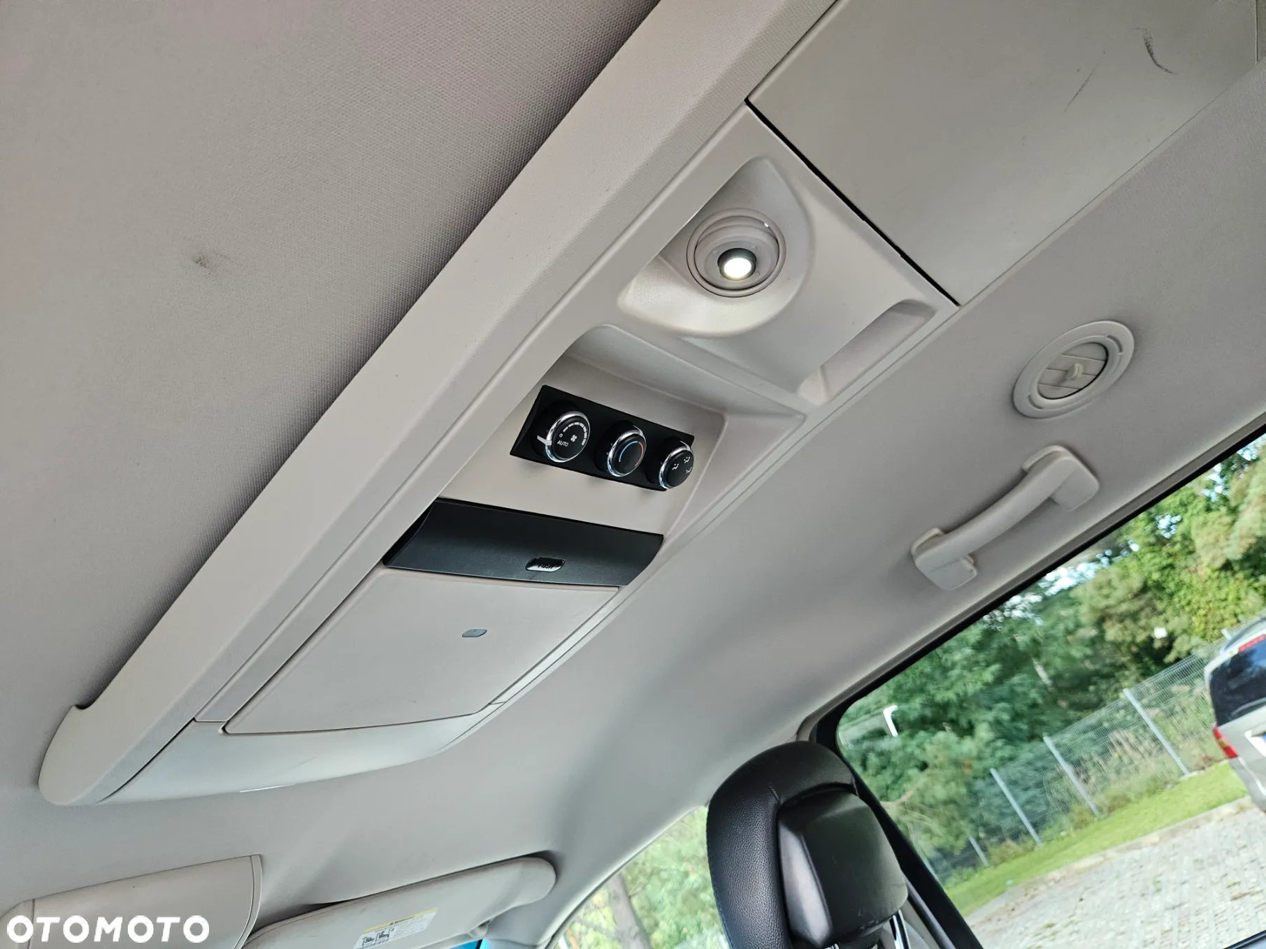 Chrysler Town & Country - 8