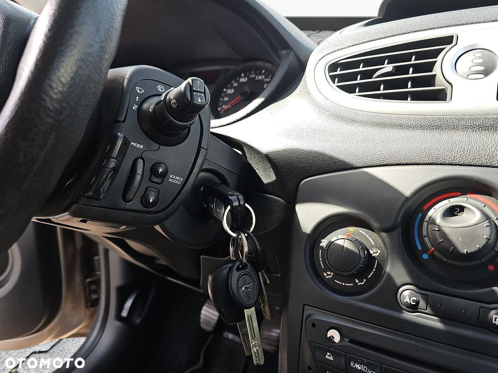 Renault Clio 1.2 16V Alize - 26