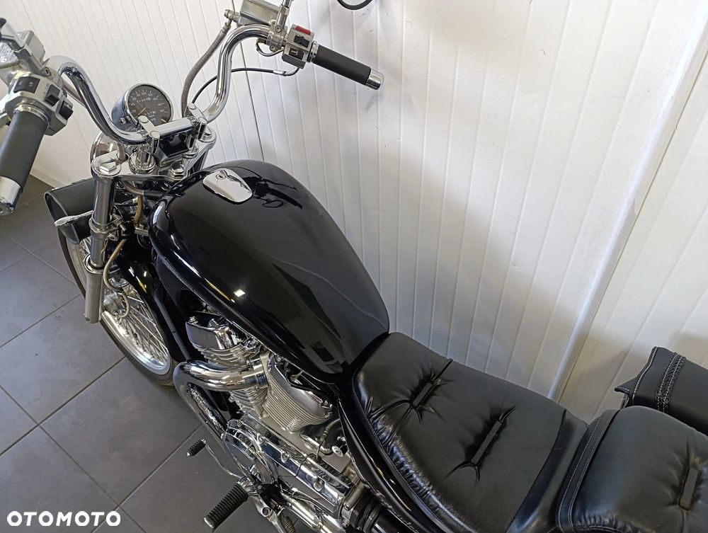 Suzuki Intruder - 11