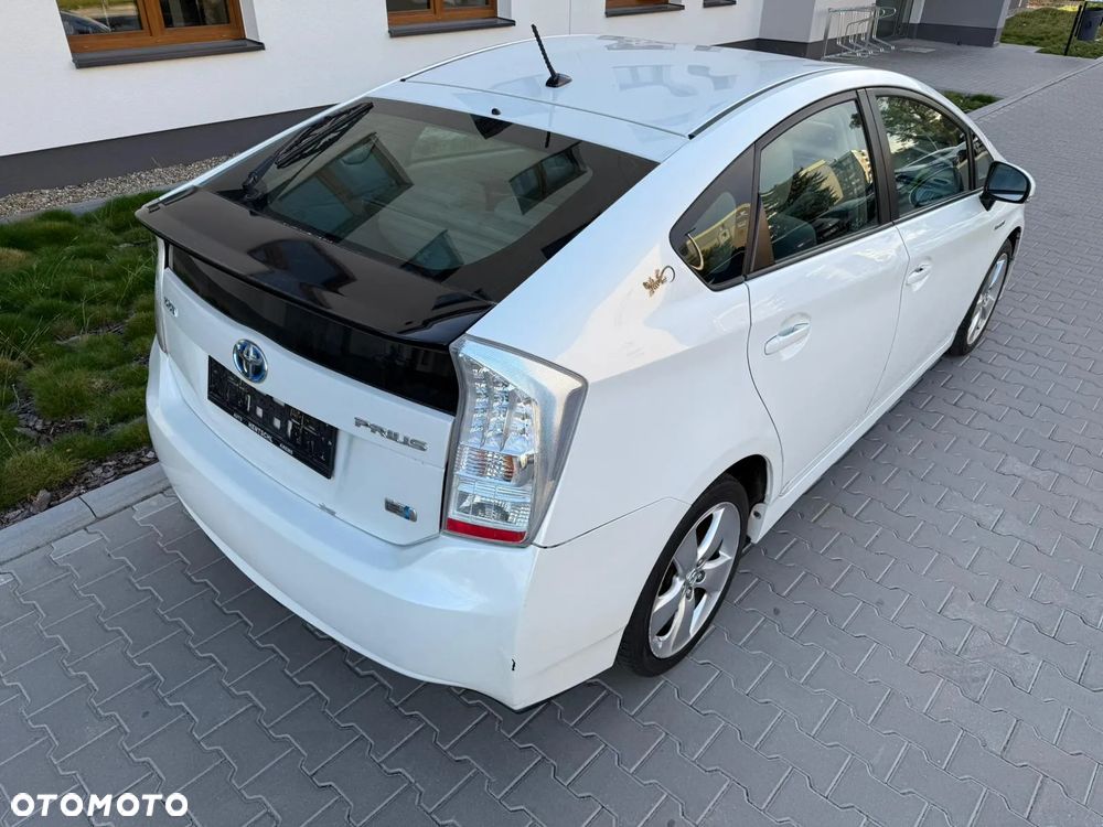 Toyota Prius (Hybrid) - 4