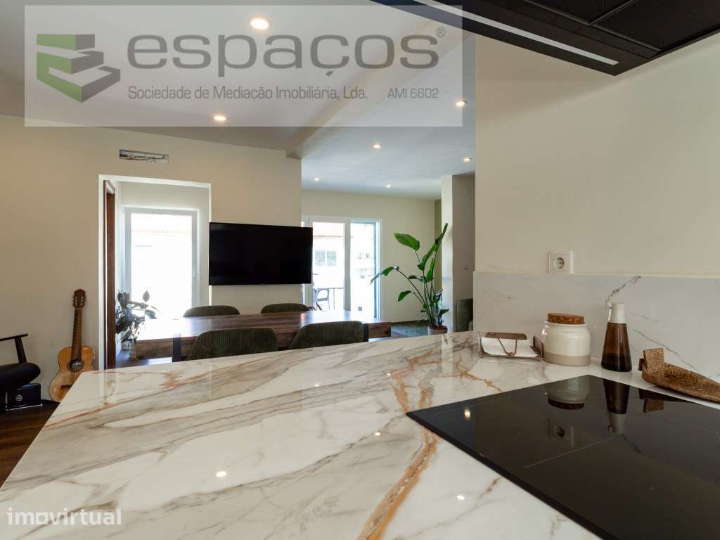 Moradia T2 remodelada, em banda situada no Bairro da Petrogal - Grande imagem: 3/28