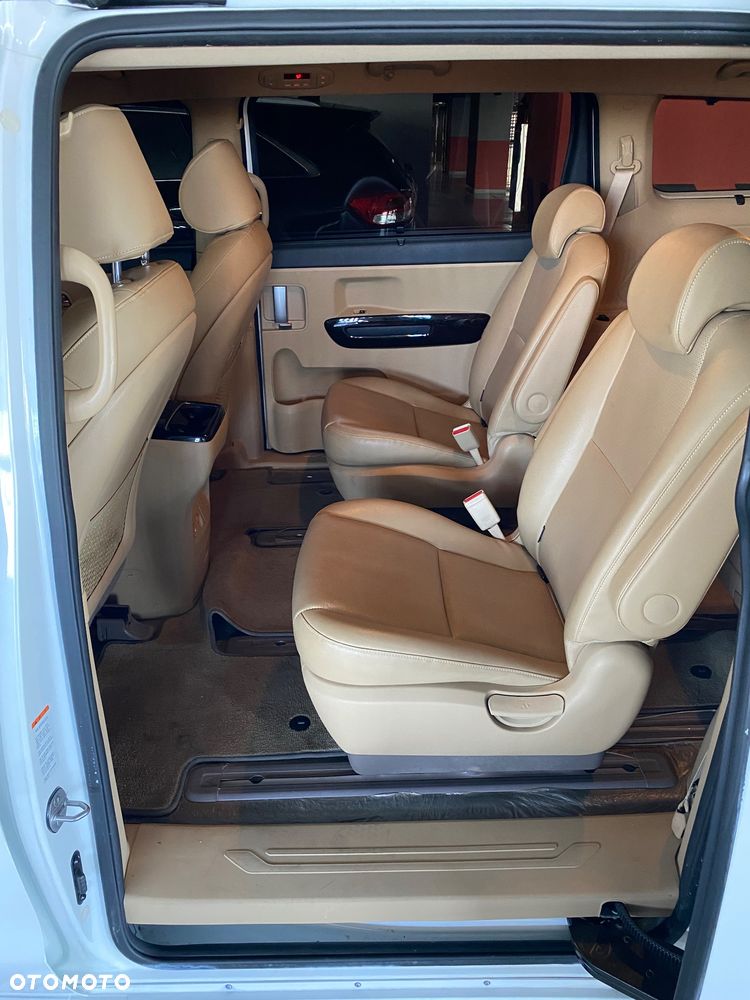 Kia Carnival - 17