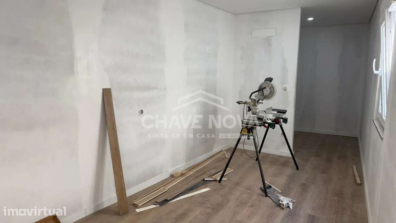 Moradia Térrea em fase final de renovação - Vilar do Paraiso- GAIA - Grande imagem: 4/16
