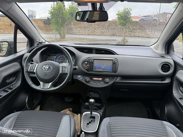 Toyota Yaris 1.5 HSD Comfort +P.Style+Navi - 11