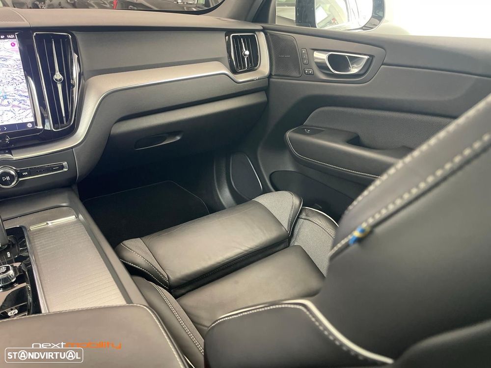 Volvo XC 60 2.0 T6 PHEV R-Design AWD - 12