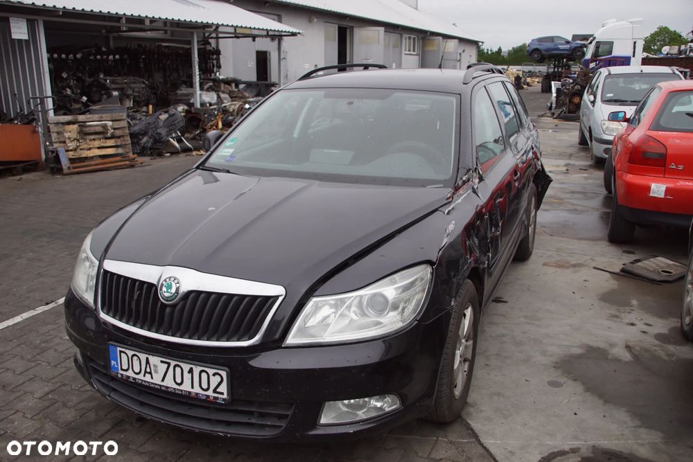 Auto na części - Skoda Octavia II Lift 1.6 TDI 105 KM CAYC LHW LF9R 2012R Silnik Skrzynia Drzwi Maska Błotnik Klapa Zderzak Lampa Lusterko Klamka Szyba Deska Kokpit Sterownik Moduł Czujnik Licznik Wyświetlacz Panel Kierownica - 7