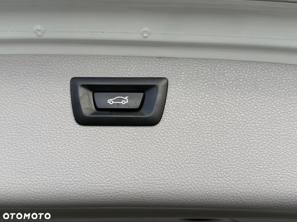BMW Seria 3 318d Sport Line - 34