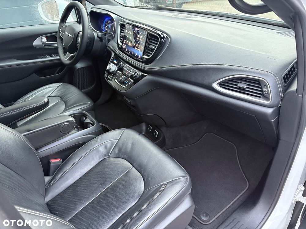 Chrysler Pacifica - 16