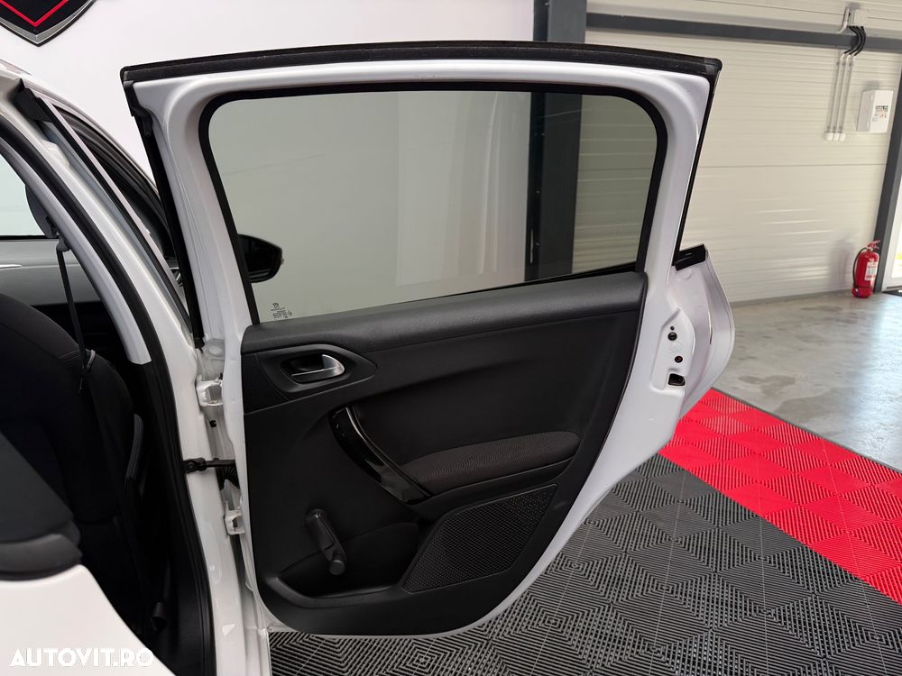 Peugeot 208 PureTech 82 Style - 24