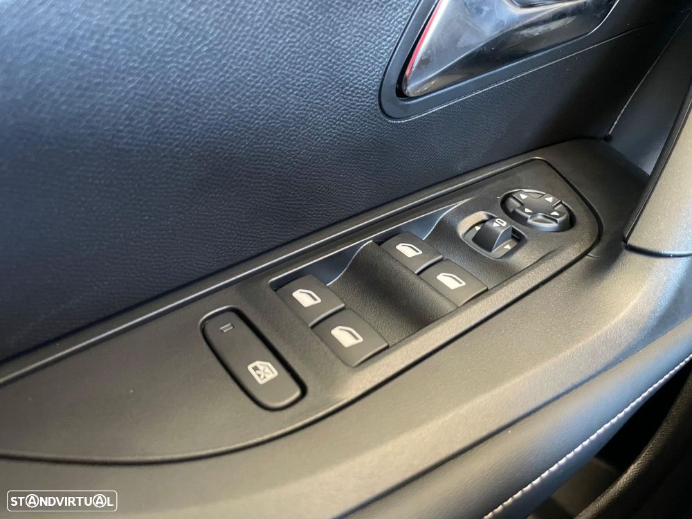 Peugeot 2008 1.2 PureTech Active Pack - 16