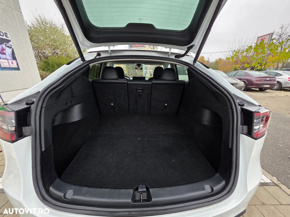 Tesla Model Y AWD Long Range - 12