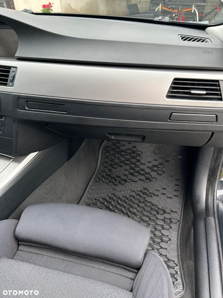 BMW Seria 3 318i Touring - 30