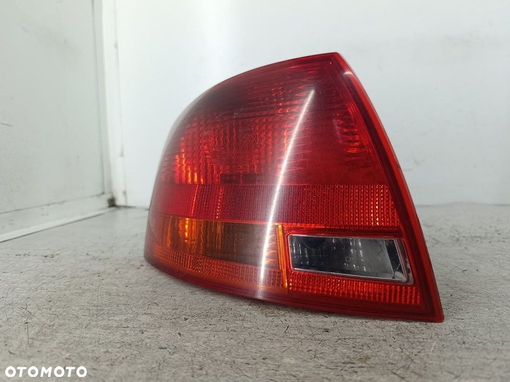 LAMPA TYLNA LEWA W KLAPE AUDI A4 B7 8E9945095.C KOMBI - 1