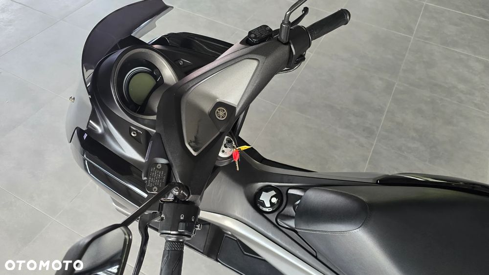 Yamaha NMAX - 11
