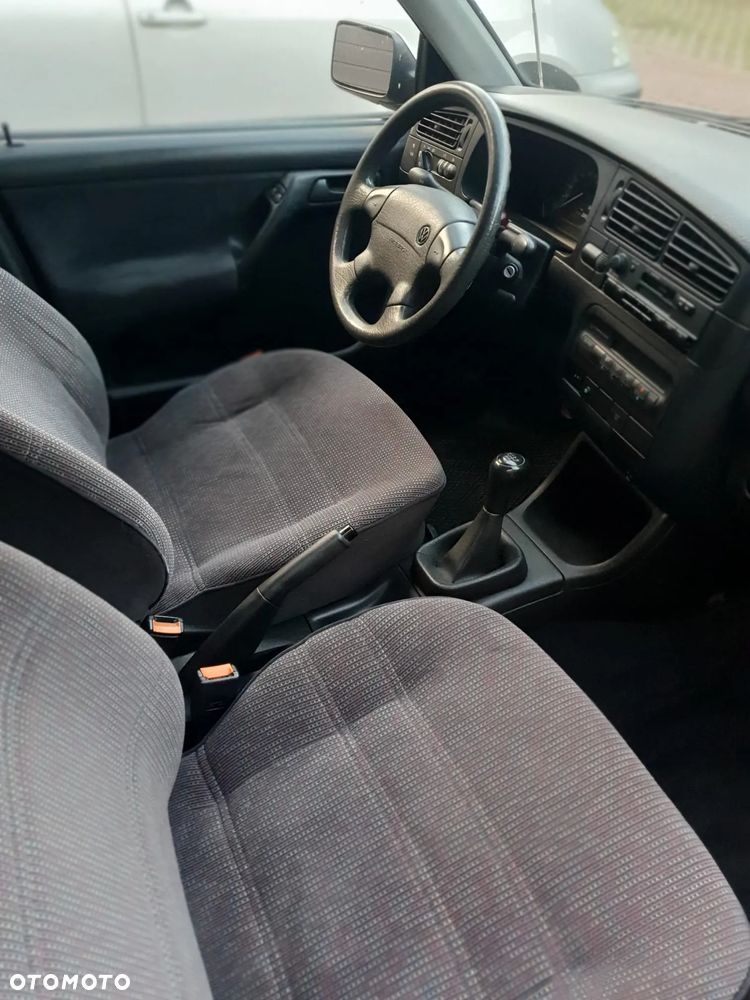 Volkswagen Golf 1.8 - 13
