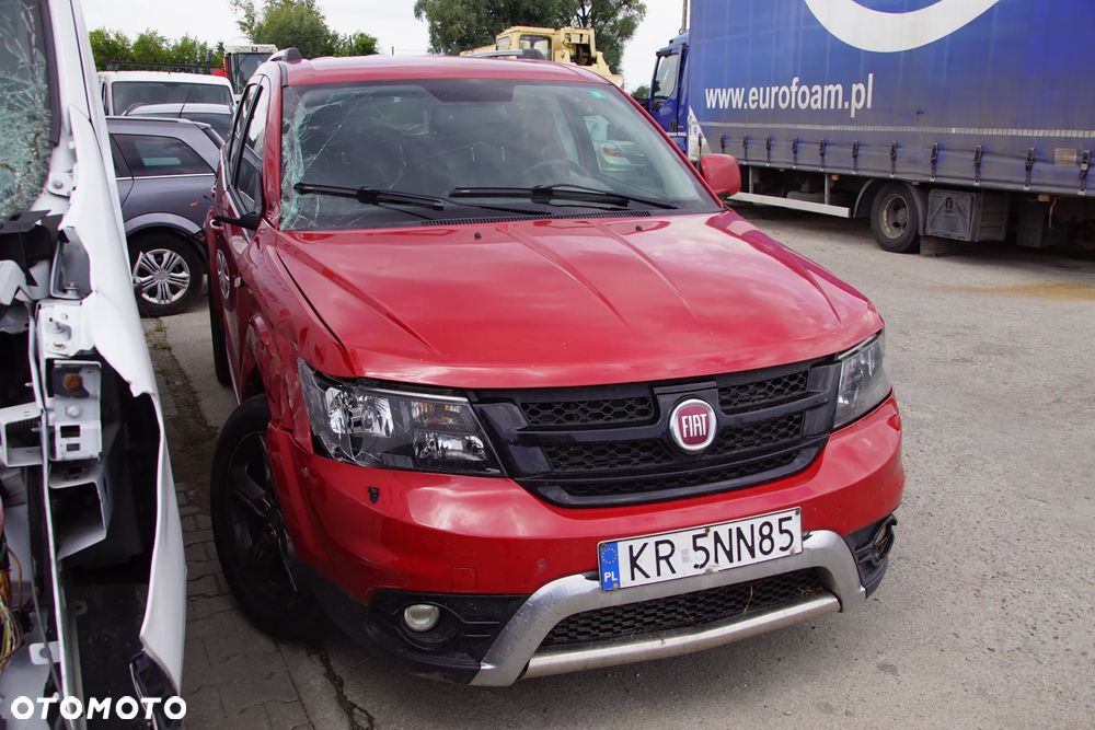 Auto na części - Fiat Freemont 2.0 MultiJet 170 KM 939B5000 62TE PRM 2015R Silnik Skrzynia Drzwi Maska Błotnik Zderzak Klapa Lampa Lusterko Klamka Szyba Deska Kokpit Sterownik Moduł Czujnik Licznik Wyświetlacz Panel Kierownica - 7
