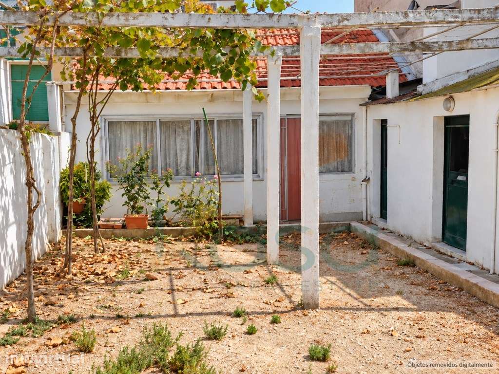 Moradia T2 com logradouro e potencial de remodelação no Lavradio - Grande imagem: 2/17