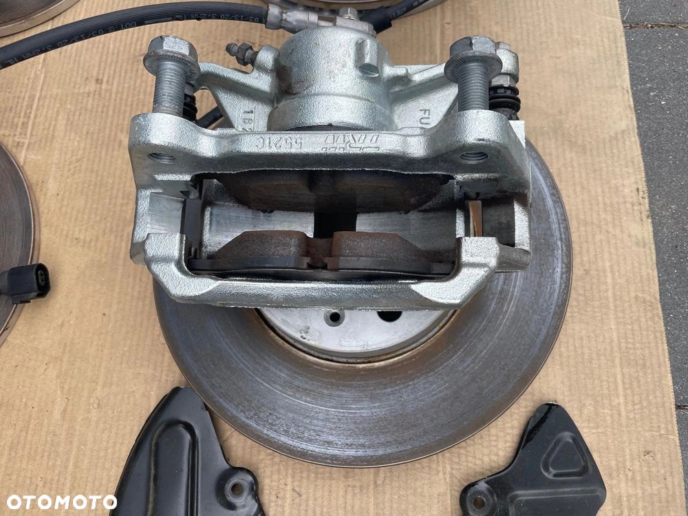 AUDI Q2 HAMULCE TARCZE ZACISKI KLOCKI JAK NOWE - 3