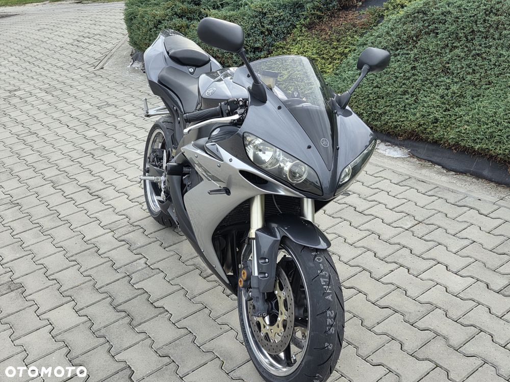 Yamaha R1 - 40