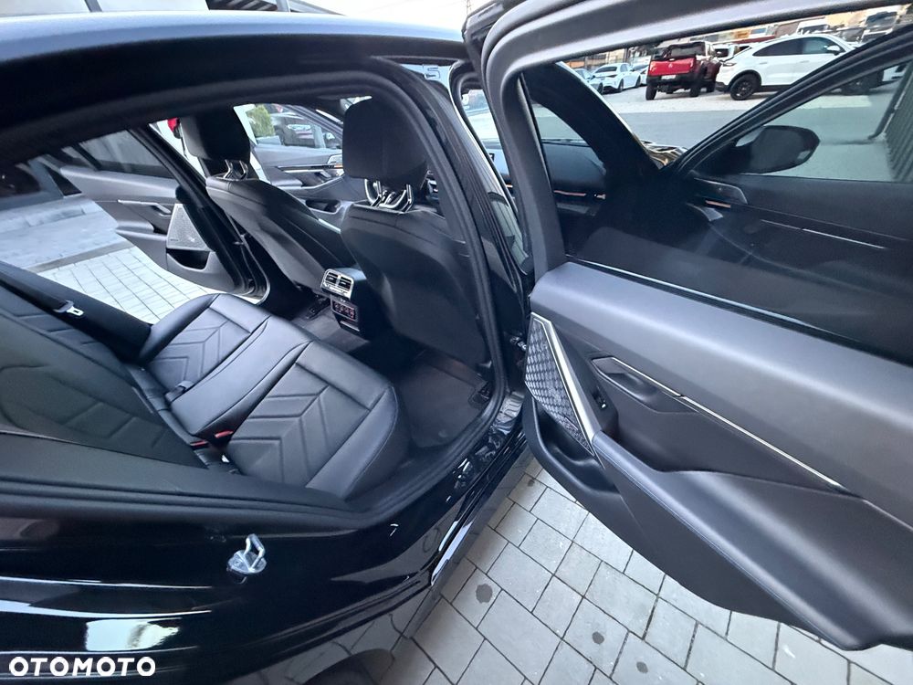 BMW Seria 5 520d xDrive mHEV M Sport - 17