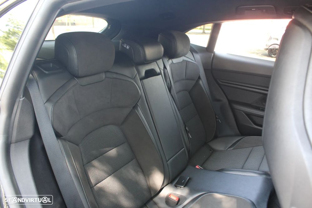 Porsche Taycan Cross Turismo 4 - 46