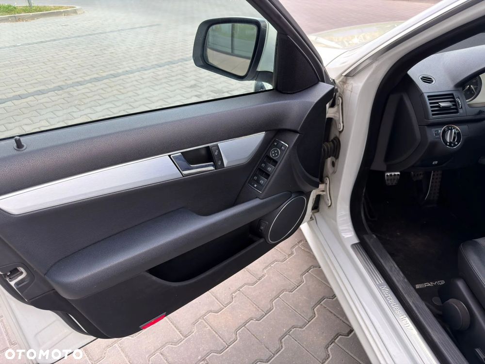Mercedes-Benz Klasa C 220 CDI DPF Avantgarde - 12
