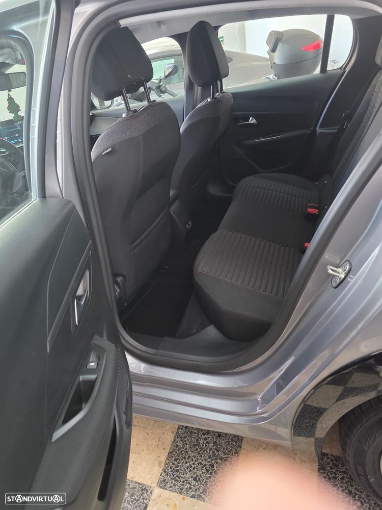 Peugeot e-208 - 13