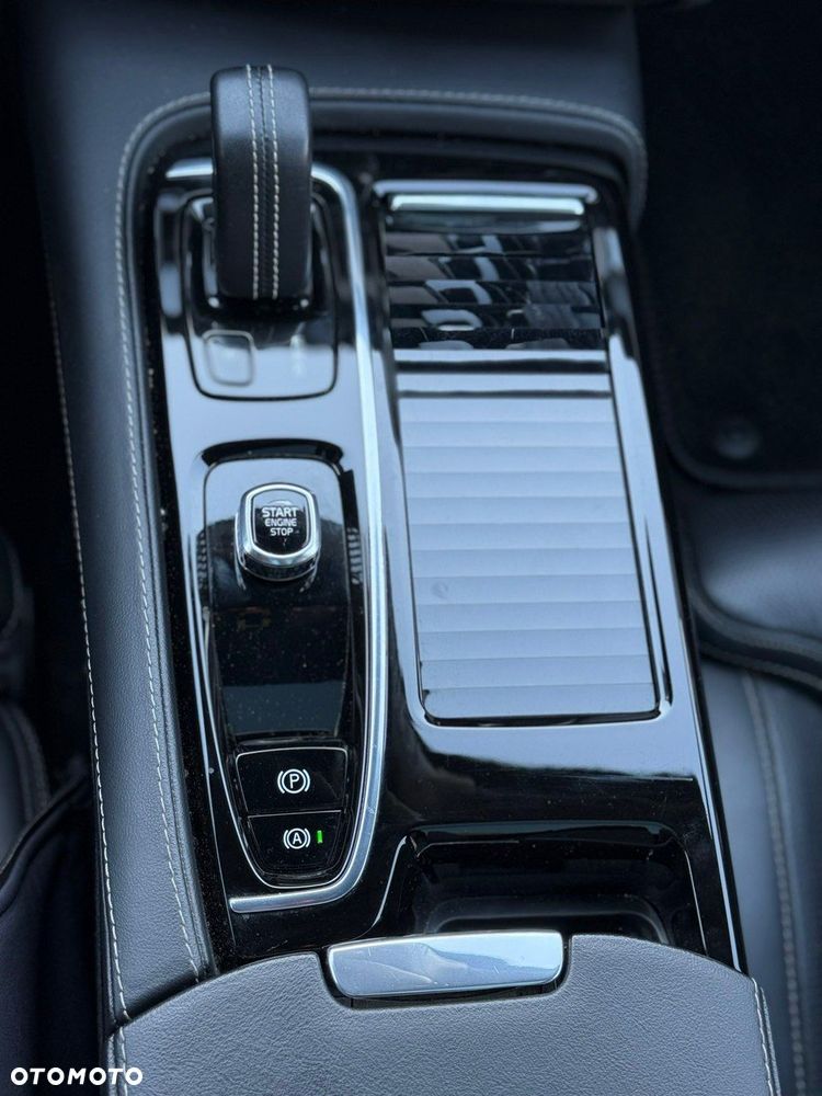 Volvo V90 T8 AWD Plug-In Hybrid R-Design - 28