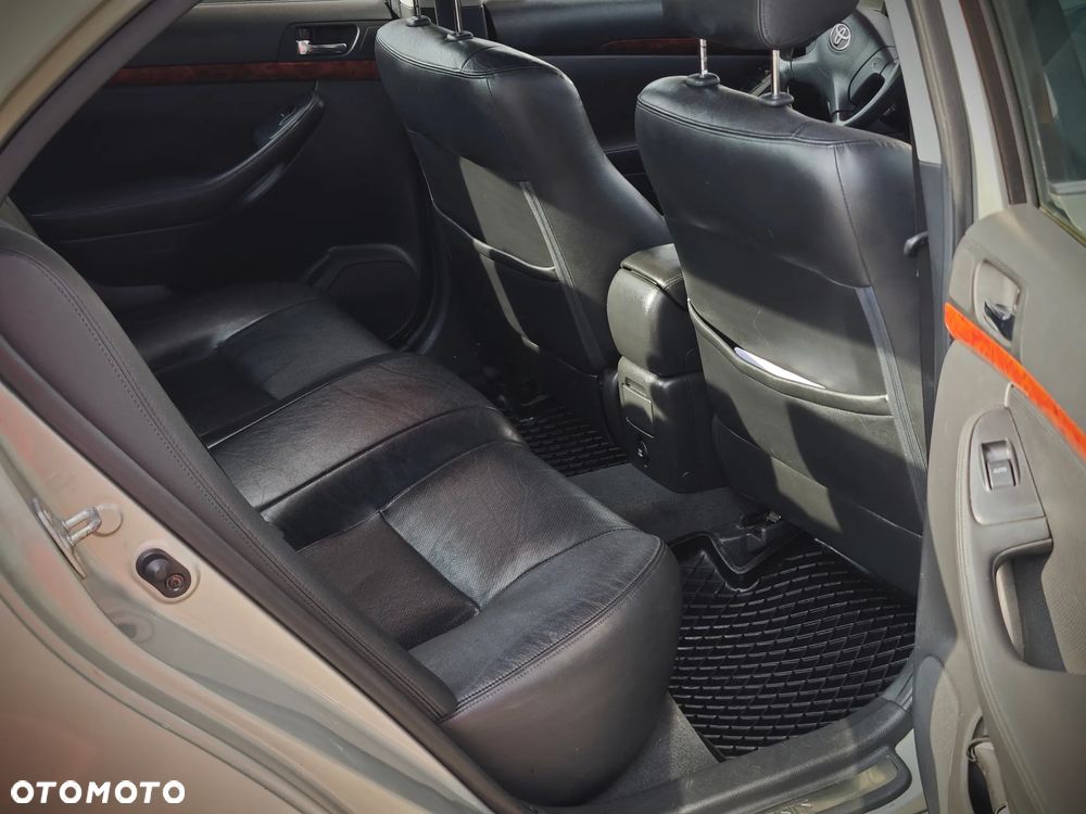 Toyota Avensis 2.0 VVT-i High - 12
