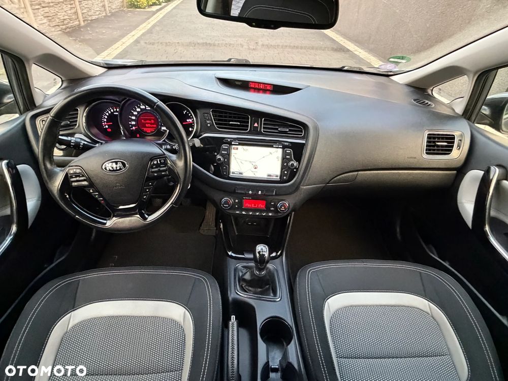Kia Ceed 1.6 GDI Dream Team Edition - 4