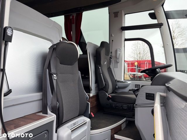 MAN LION`S COACH L R08 - 19