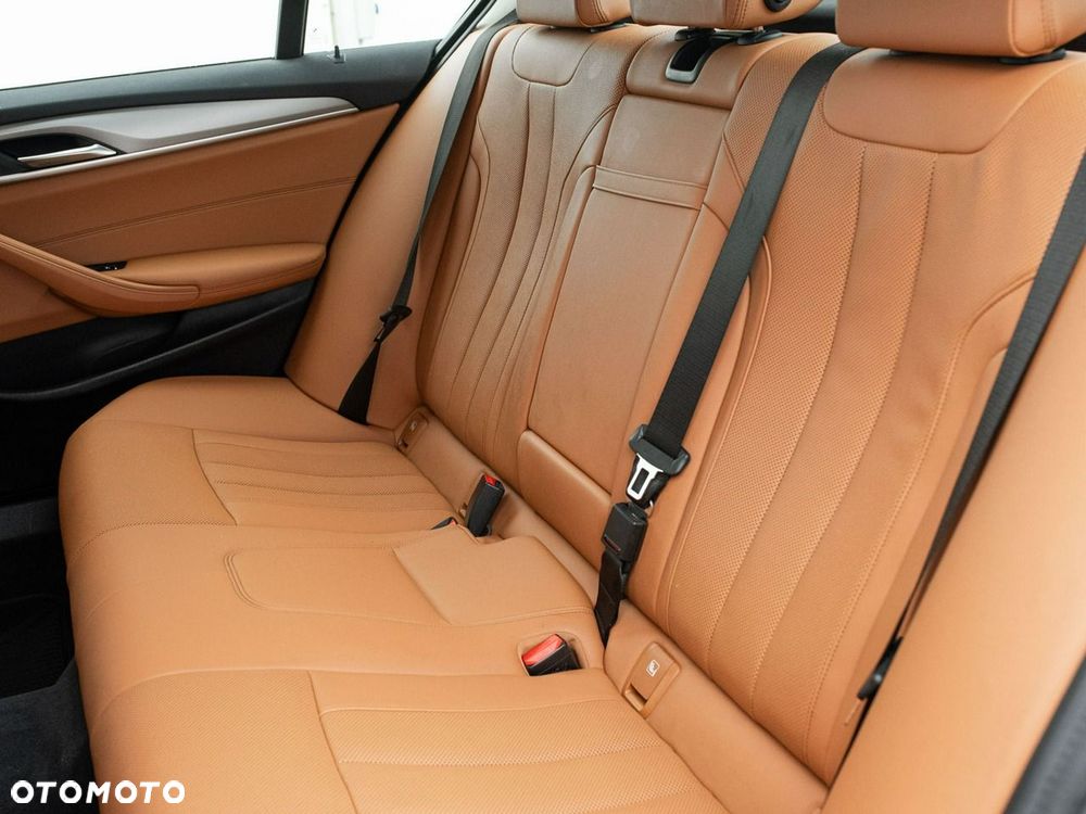BMW Seria 5 520i mHEV - 27