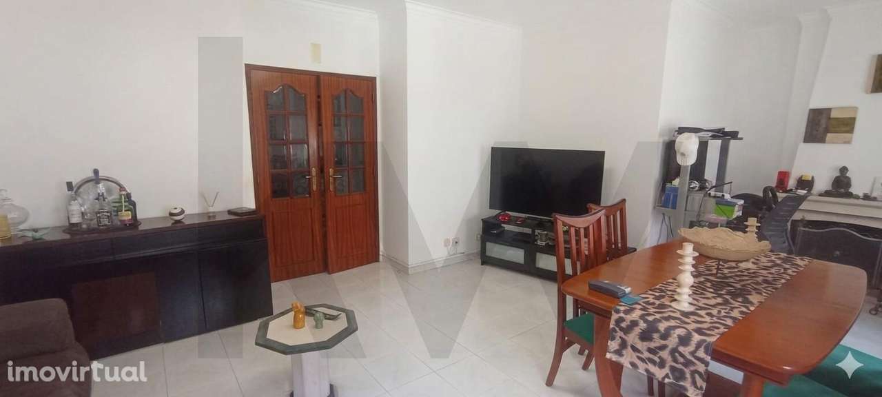 Apartamento T2 na Encosta do Sol – Luminosidade, Arrumação e Potencial - Grande imagem: 4/13