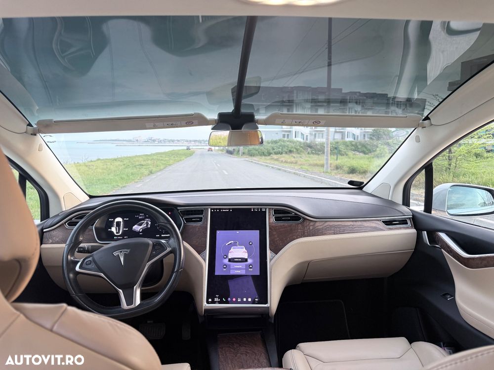 Tesla Model X - 3