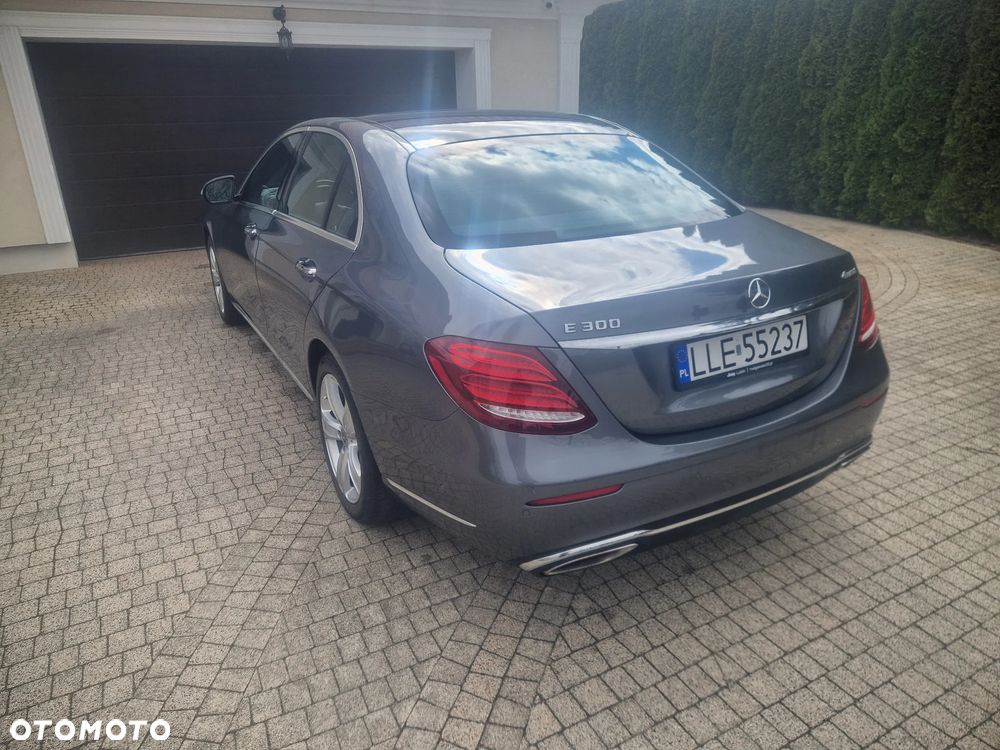Mercedes-Benz Klasa E 300 9G-TRONIC Exclusive - 3