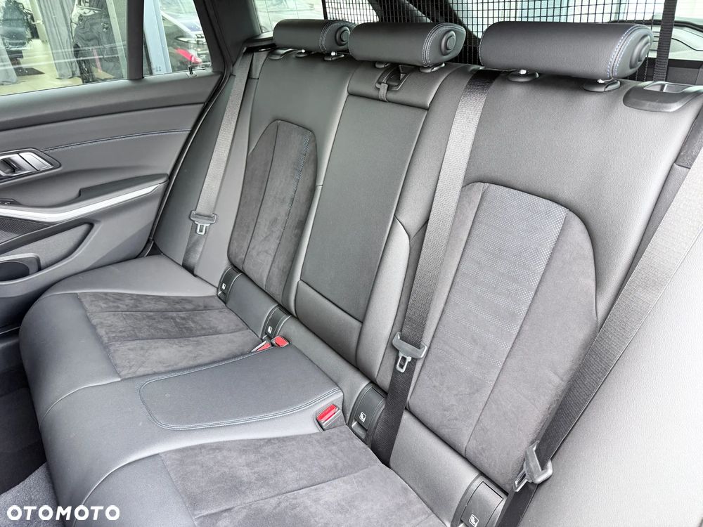 BMW Seria 3 320d xDrive M Sport - 32