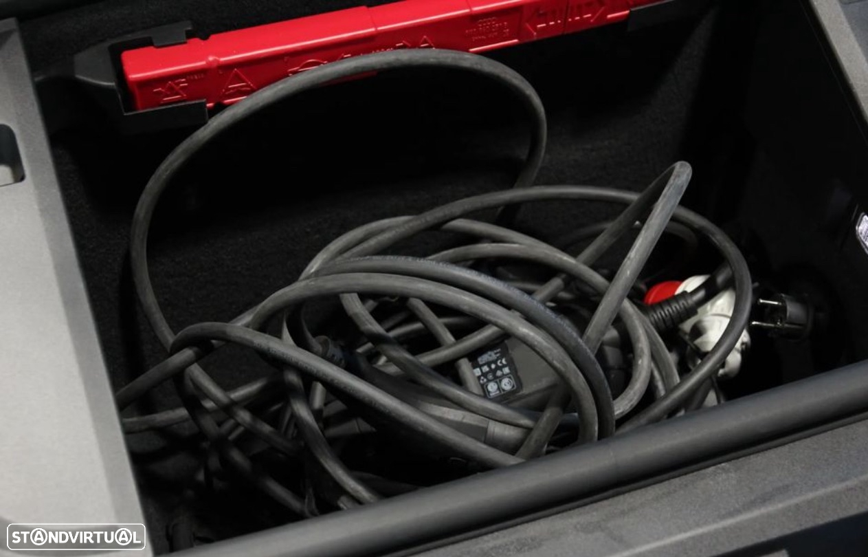 Porsche Taycan Cross Turismo 4S - 39