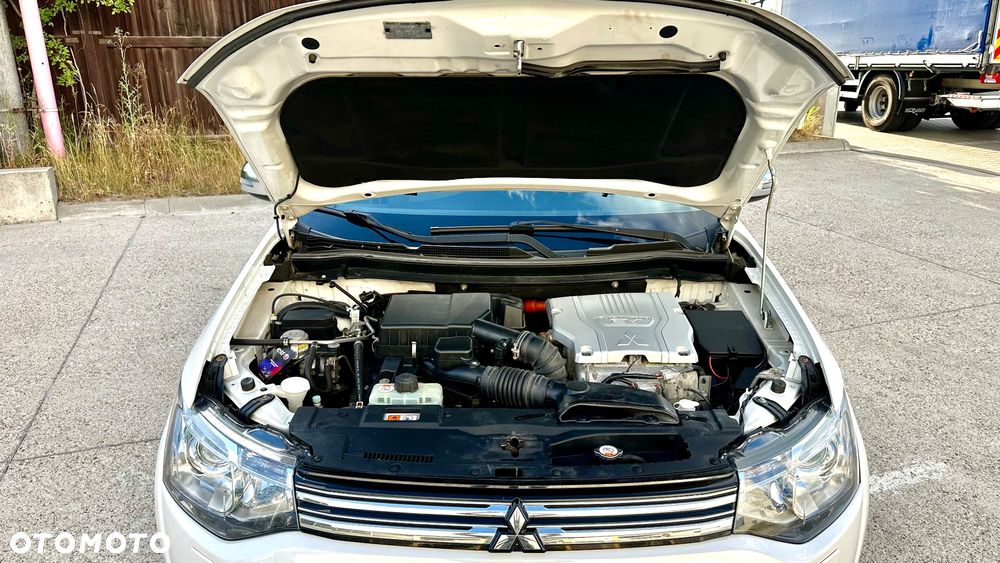 Mitsubishi Outlander 2.0 4WD Plug-In Hybrid - 20