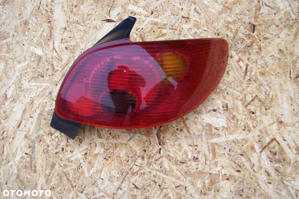 LAMPA TYLNA PRAWA PEUGEOT 206 /LIFT - 1