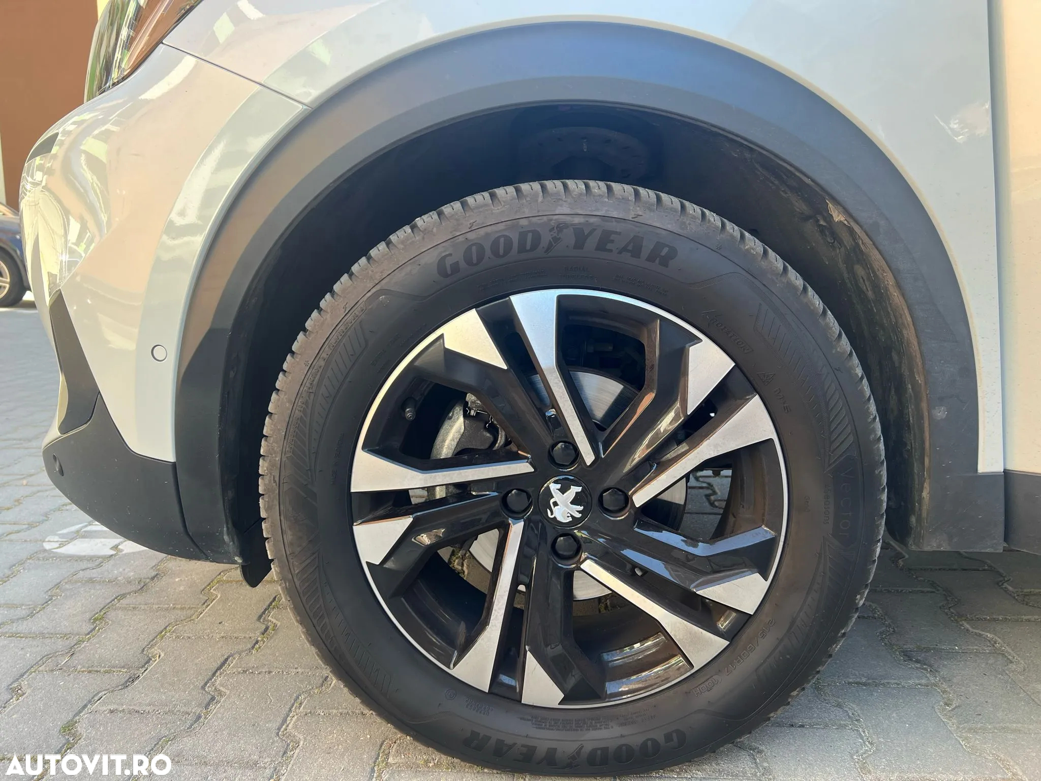 Peugeot 2008 1.2 L PureTech STT EAT8 GT Line - 29