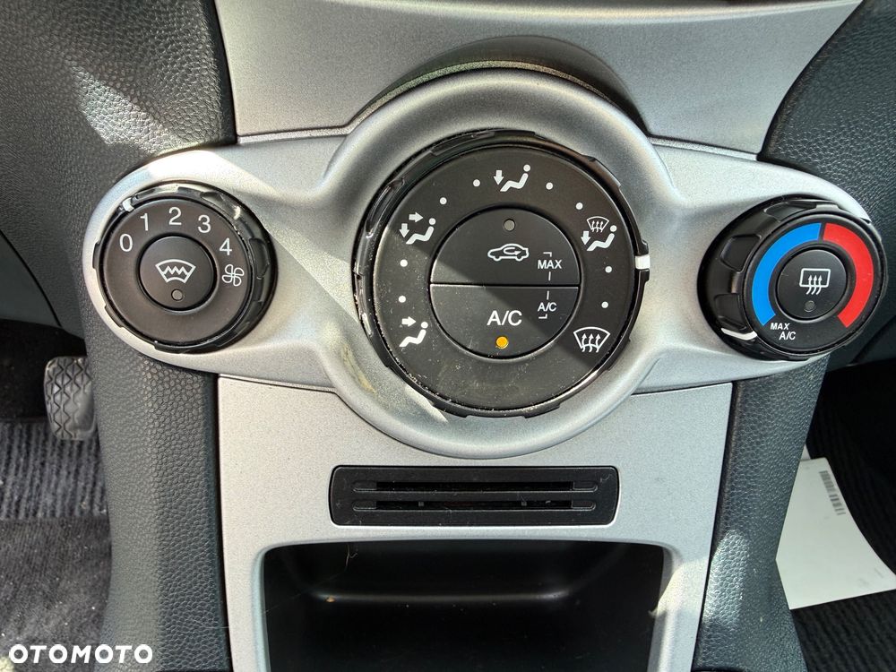 Ford Fiesta 1.25 Ghia - 18