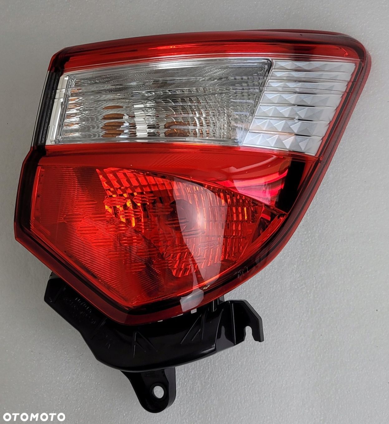 LAMPA PRAWA TYŁ TYLNA ZWYKŁA TOYOTA YARIS III LIFT 2017- KOITO - 1